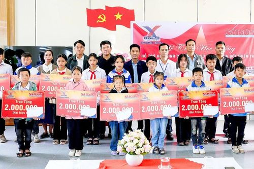 Trao yêu thương tới học sinh đất mỏ