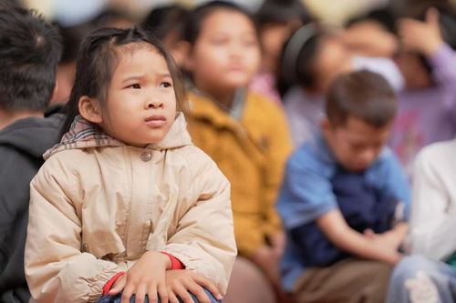Báo SGGP và Tập đoàn GrowMax mang học bổng đến học sinh đất mỏ