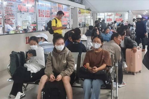 Vé xe Tết 2025: Canh giờ vẫn không mua được