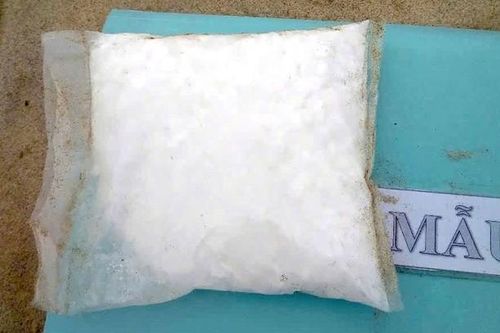 Có gì trong 1.505 viên màu trắng dạt vào bờ biển Quảng Nam?