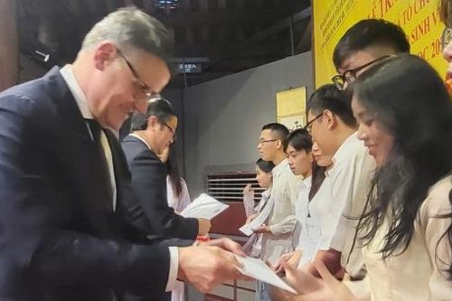 Trao học bổng Đức năm học 2024-2025 cho sinh viên nghèo vượt khó, có thành tích học tập tốt