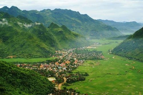Hòa Bình tập trung phát triển 'mỏ vàng' du lịch