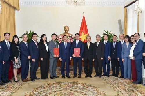 Trao quyết định điều động Quyền Giám đốc Học viện Ngoại giao và Quyền Vụ trưởng Vụ Tổ chức Cán bộ