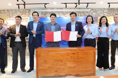Báo Thế giới và Việt Nam và Báo Thái Nguyên ký kết hợp tác
