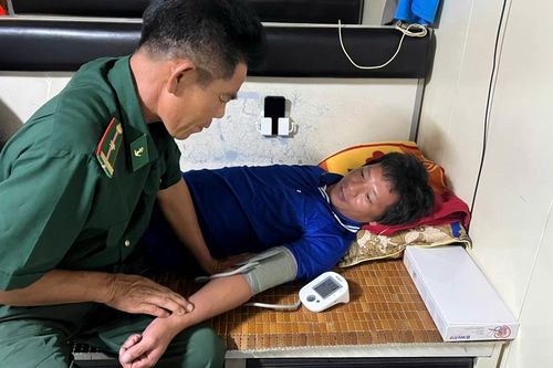 Cứu 2 thuyền viên bị nạn trên vùng biển Kiên Giang