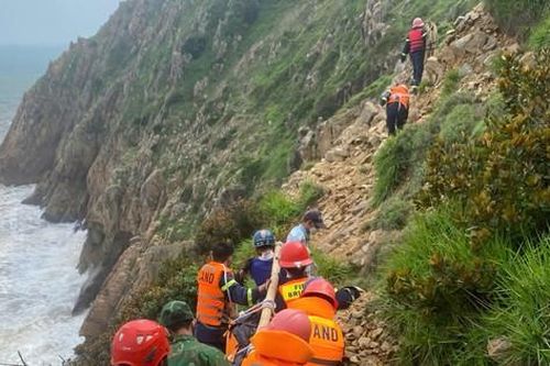 Cảnh sát đu dây trên vách núi cao 200m đưa thi thể dưới vực lên