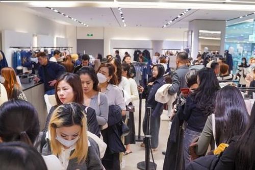 Đông nghịt người 'săn' hàng hiệu giữa trưa, đợi cả tiếng mới được thanh toán