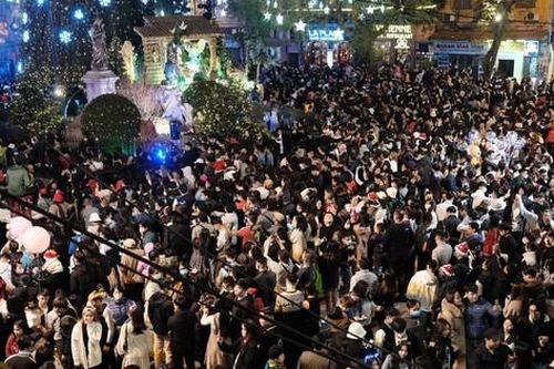 Thấy gì từ đêm diễn hỗn loạn có Sơn Tùng M-TP, Hieuthuhai?