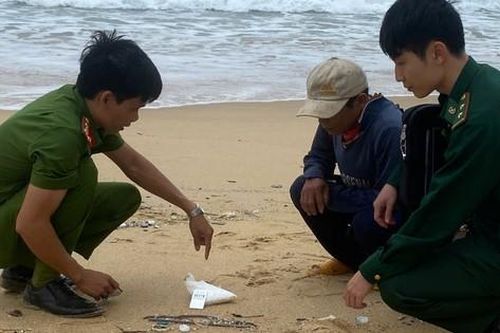 Hơn 3.000 viên nén trôi dạt vào bờ biển Quảng Ngãi không phải ma túy