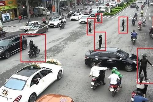 Triệu tập nhóm người mặc đồng phục 'điều tiết giao thông' cho đoàn xe cưới