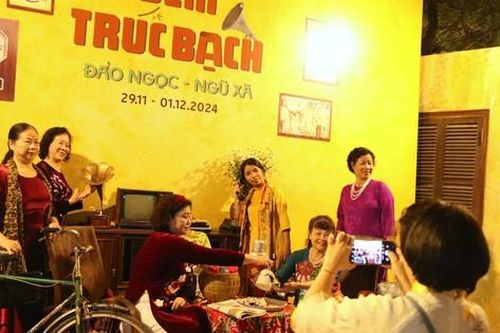 Du khách thích thú trải nghiệm 'chuyến tàu ngược thời gian' trong 'Đêm Trúc Bạch'