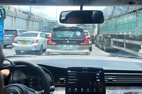 Có nhất thiết phải giữ khoảng cách an toàn khi đang tắc đường?