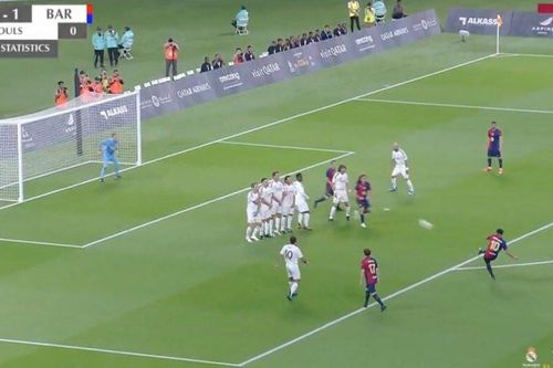 Ronaldinho gây sốt với cú đá phạt thần sầu ở tuổi 44