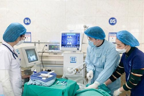 Sau bữa rượu, người đàn ông trẻ đi cấp cứu trong đau đớn