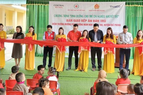 Hội Chữ thập đỏ tỉnh Nghệ An tổ chức giao ban cụm thi đua số 3 và trao tặng quà cho hộ nghèo