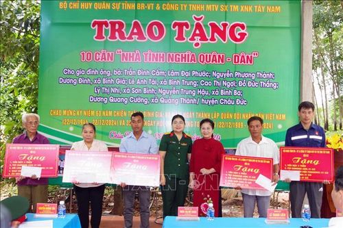 Nhà 'Tình nghĩa quân dân' tặng hộ khó khăn
