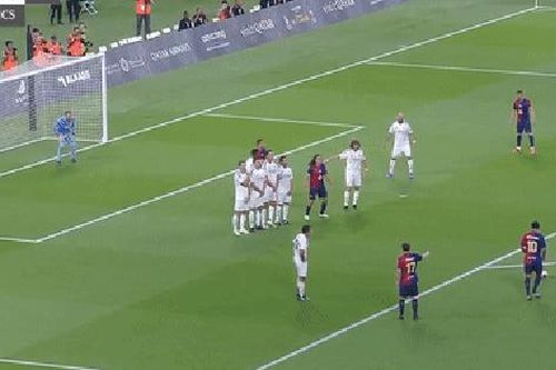 Ronaldinho tỏa sáng với siêu phẩm đá phạt ở tuổi 44