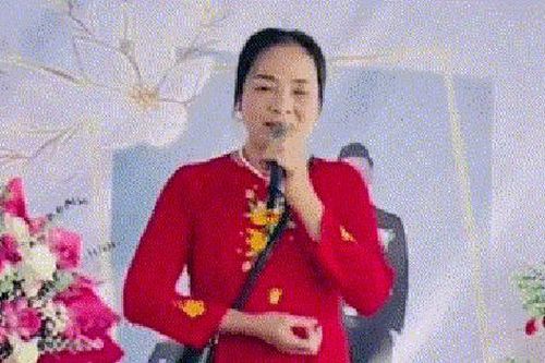 Khoảnh khắc hài hước của người phụ nữ tại đám cưới khiến nam MC cười 'nghiêng ngả'