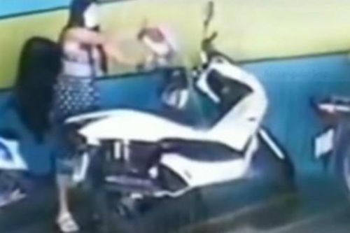 Níu kéo tình cảm bất thành, cô gái châm lửa đốt xe máy người yêu cũ