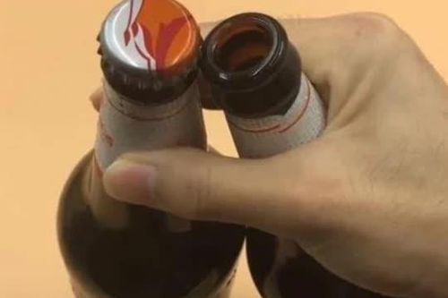 Tôi mới nhận ra rằng có một 'cơ chế nhỏ' trong nắp chai bia và một đứa trẻ có thể mở nó trong giây lát mà không cần dụng cụ mở nắp chai