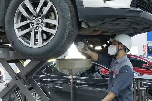Chui gầm sửa ô tô, cần bảo đảm nguyên tắc an toàn gì?