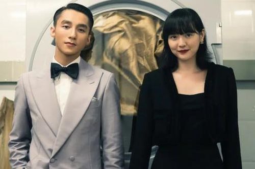 Rộ ảnh Hải Tú công khai làm một việc cho Sơn Tùng ngay trước quán trà đá