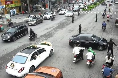 Nhóm người mặc đồ điều tiết giao thông cho đoàn xe đám cưới đi qua ở Thanh Hóa, công an vào cuộc xác minh