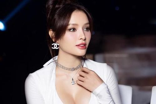 Phương Trinh Jolie mặc váy mỏng tang, tiết lộ thời gian sinh lần ba