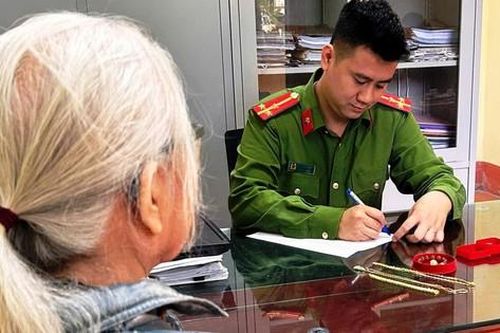 Bị dọa bắt giam vì liên quan đến ma túy, cụ bà 78 tuổi vội đi bán vàng để 'chạy tội'