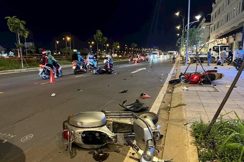 Tai nạn khiến 4 người trọng thương, xe cộ hư hàng loạt