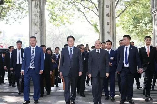 Chủ tịch nước Lương Cường và Quốc vương Campuchia thăm Văn Miếu-Quốc Tử Giám