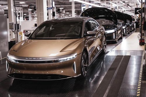 Các nhà sản xuất ô tô chi tiêu 'chưa từng có' cho xe điện, xe tự lái