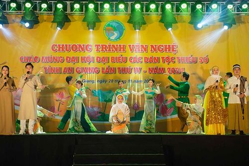 Biểu diễn nghệ thuật chào mừng đại hội đại biểu các dân tộc thiểu số tỉnh An Giang
