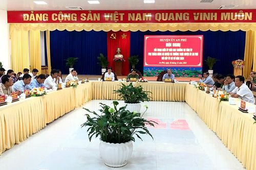 Giám đốc Công an tỉnh An Giang và lãnh đạo huyện An Phú đối thoại cấp ủy cơ sở