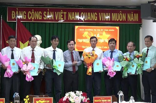 Tân Châu trao quyết định công tác cán bộ