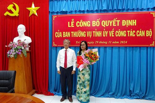 Tri Tôn tổ chức lễ công bố quyết định về công tác cán bộ