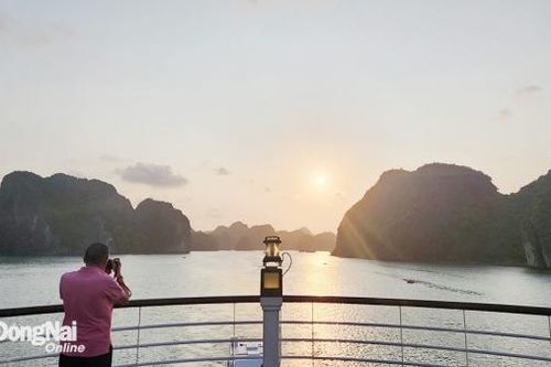 Ngắm 'chiều vàng' trên vịnh Lan Hạ