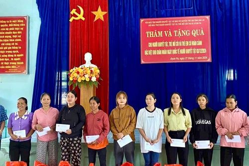 Gia Lai: Tặng 190 suất quà cho người khuyết tật, trẻ em mồ côi