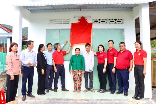 Bàn giao nhà tình thương cho hộ nghèo ở Ninh Hòa