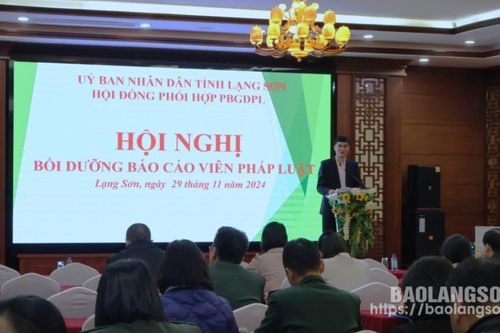 Hơn 100 đại biểu được bồi dưỡng kiến thức pháp luật về đất đai