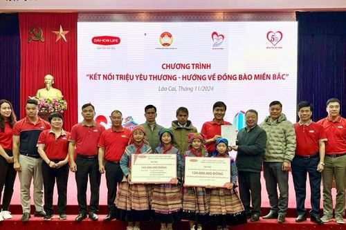 Nhiều phần quà tặng người dân Thải Giàng Phố bị ảnh hưởng bởi mưa lũ