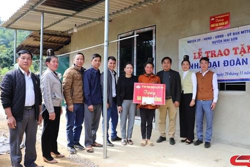 Bàn giao nhà 'Đại đoàn kết' cho hộ nghèo xã Chiềng Kheo