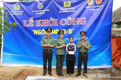 'Mẹ đỡ đầu' nâng bước trẻ em nghèo đến trường