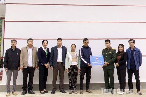 Lâm Bình trao hỗ trợ xây dựng nhà mới cho hộ nghèo
