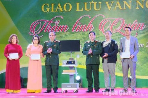 Bệnh viện Trung ương Quân đội 108 tặng trang thiết bị cho Phòng khám Đa khoa Minh Đức