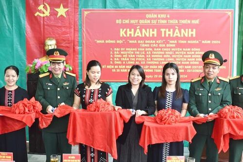 Bàn giao 5 căn nhà cho hộ dân khó khăn ở Nam Đông