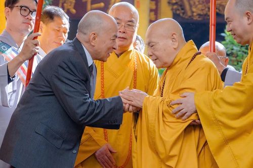 Quốc vương Norodom Sihamoni đến chùa Quán Sứ lễ Phật, thăm Giáo hội Phật giáo Việt Nam