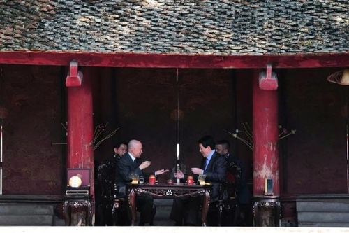 Chủ tịch nước và Quốc vương Campuchia cùng thưởng trà ở Văn Miếu - Quốc Tử Giám
