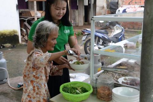 'Ước mơ xanh' và quán hủ tíu ven đường của người phụ nữ nặng 27kg