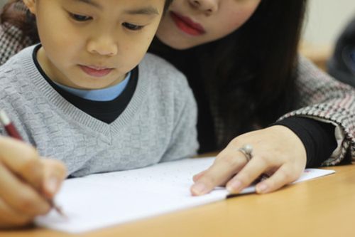 Cô chê chữ 'xấu như gà bới', phụ huynh chạy đua tìm lớp luyện viết cho con